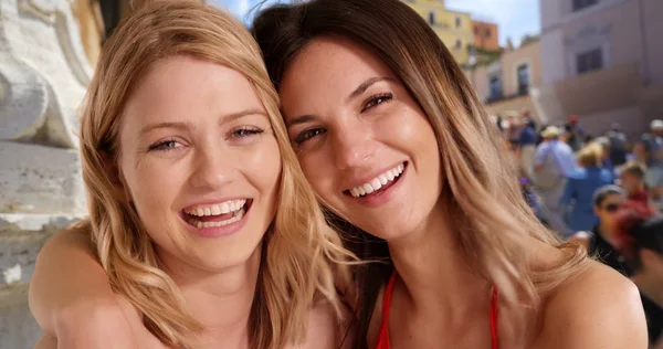 Melhores Amigas Sexo Feminino Sorrindo Para Câmera Frente Escadaria Espanhola — Fotografia de Stock