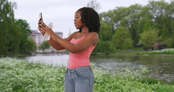 Mulher Afro Americana Bonito Tira Uma Selfie Parque James Londres — Fotografia de Stock