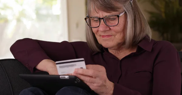 Detail Radostné Starší Ženy Online Nákupu Pomocí Tabletu Doma — Stock fotografie