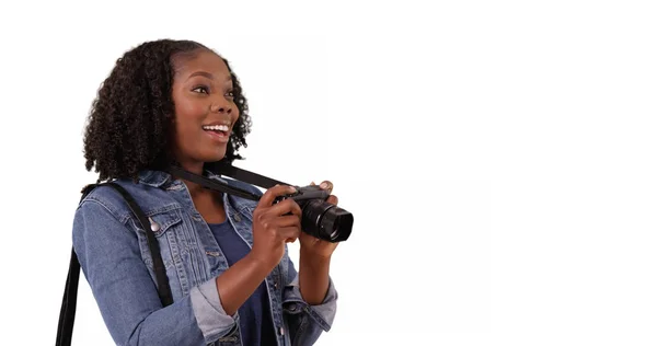 可爱的黑人女游客拍照与相机在白色背景 — 图库照片