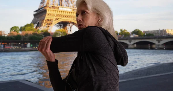 Mogen Kvinna Jogger Vid Seine Uppvärmningen Upp För Kör Paris — Stockfoto