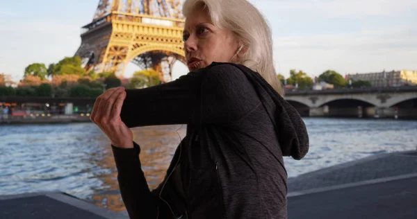 Reife Joggerin Beim Aufwärmen Für Lauf Paris — Stockfoto