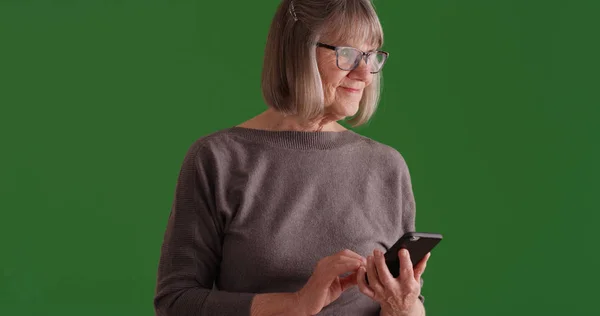 Ritratto Anziana Signora Bianca Utilizzando Dispositivo Smartphone Sullo Schermo Verde — Foto Stock
