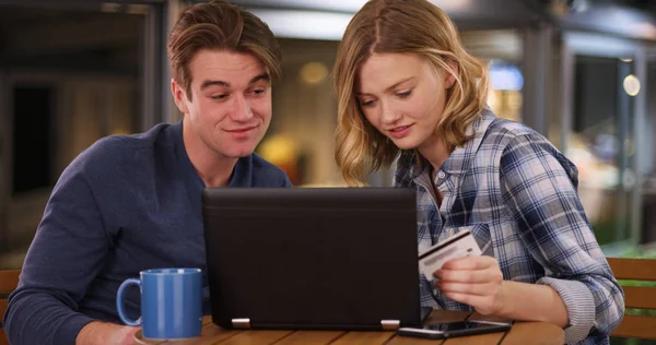 Casal Jovem Atraente Fazer Compra Line Com Cartão Crédito — Fotografia de Stock