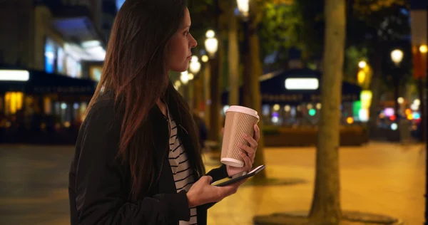 Hipster Chica Los Campos Elíseos Por Noche Mensajes Texto Con — Foto de Stock