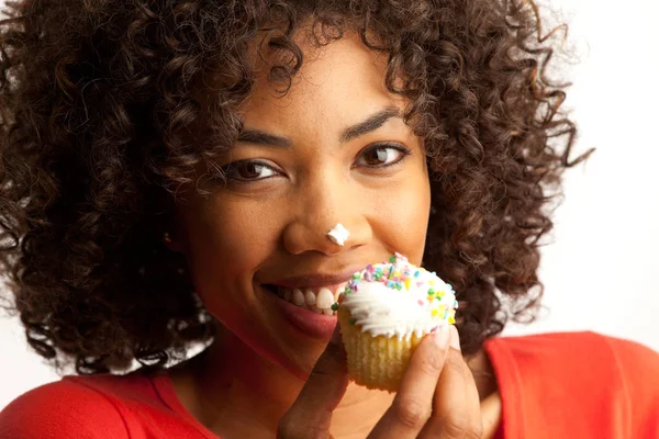 Портрет Крупным Планом Черной Женщины Тысячелетия Поедающей Десерт Чашки — стоковое фото