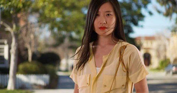 Porträtt Asiatisk Kvinna Med Hår Som Blåser Vinden Står Förorts — Stockfoto