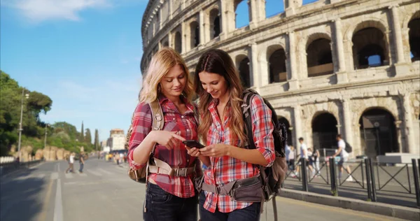 Blondine Und Brünette Unterwegs Italien Mit Handy Vor Kolosseum — Stockfoto