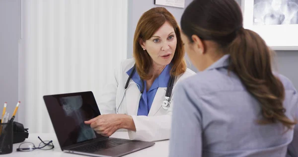 Médecin Principal Montrant Une Radiographie Cou Crâne Colonne Vertébrale Une — Photo