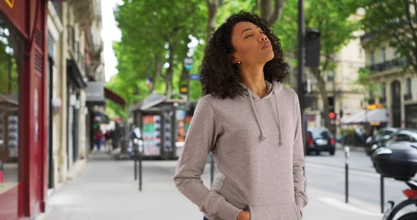 Afrikanisch Amerikanische Frau Der Straßenecke Neigt Den Kopf Zurück Sonne — Stockfoto