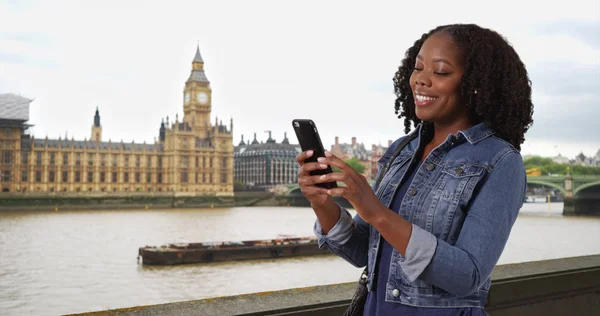 Mulher Negra Bonita Viajando Londres Sorri Para Texto Bonito Namorado — Fotografia de Stock