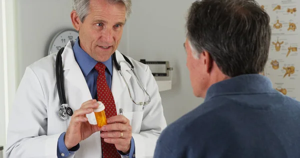 Médico Falando Com Paciente Idoso Sobre Prescrição — Fotografia de Stock