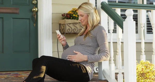 Schöne Schwangere Frau Sms Auf Dem Smartphone Auf Der Veranda — Stockfoto