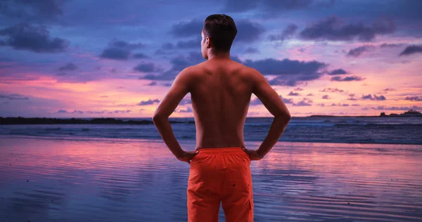 千禧一代西班牙裔男子在热带度假享受日落度假 — 图库照片