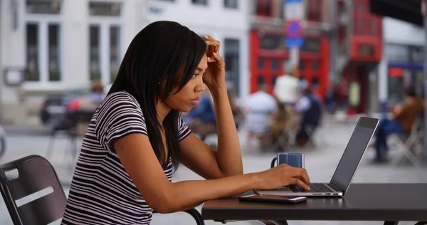 Mujer Negra Negocios Calle Ciudad Con Café Escribiendo Computadora Portátil —  Fotos de Stock