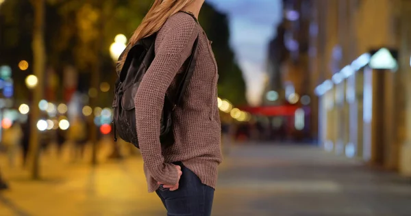 Mujer Caucásica Con Mochila Parada Calle Urbana Por Noche — Foto de Stock