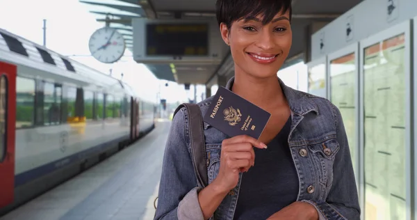 Αυτοπεποίθηση Αφρικανικός Αμερικανική Γυναίκα Δείχνει Φωτογραφική Μηχανή Διαβατηρίου Της Στο — Φωτογραφία Αρχείου