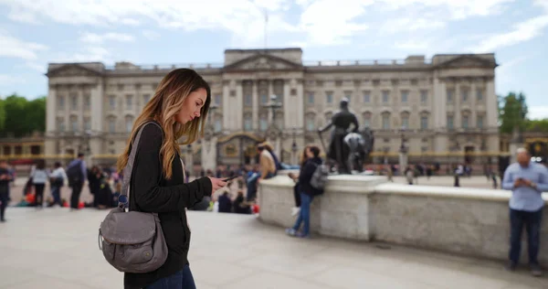 Αρκετά Καυκάσιος Γυναίκα Στο Λονδίνο Χρησιμοποιώντας Smartphone Για Τις Κατευθύνσεις — Φωτογραφία Αρχείου