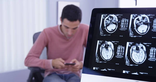 Patient Scans Computer While Uses Smartphone Send Text Messages — Stock Photo, Image