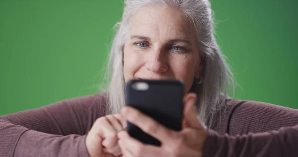 Primo Piano Della Vecchia Donna Bianca Che Scrive Smartphone Schermo — Foto Stock