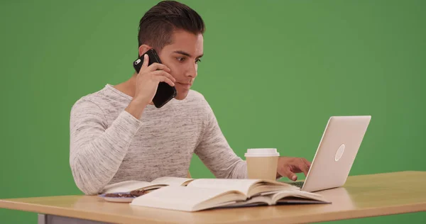 Millennial Latino Student Mit Laptop Und Handy Auf Grünem Bildschirm — Stockfoto