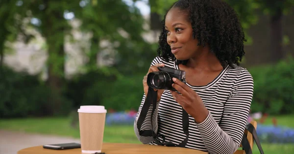 Cute Black Woman Sits Lovely Garden Bruges Taking Pictures Camera — Stock Photo, Image