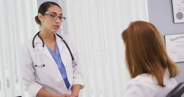 Jovem Médico Conversando Com Colega Sênior Dentro Seu Escritório — Fotografia de Stock