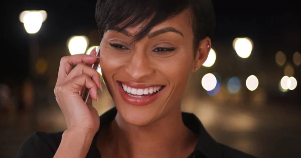 Afro Americana Ciudad Mujer Tiene Chat Teléfono Fuera Noche — Foto de Stock