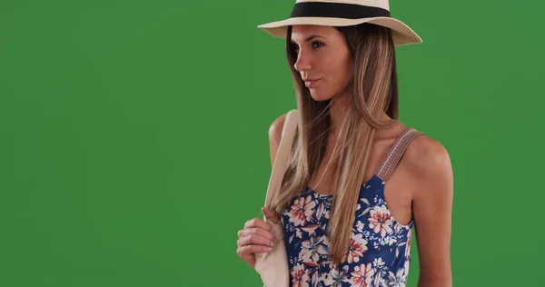 Millennial Donna Pagliaccetto Stampa Floreale Indossa Fedora Schermo Verde — Foto Stock