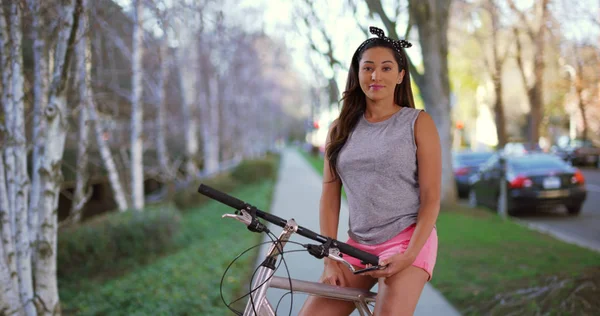 Porträt Einer Lächelnden Latina Die Draußen Auf Dem Fahrrad Sitzt — Stockfoto