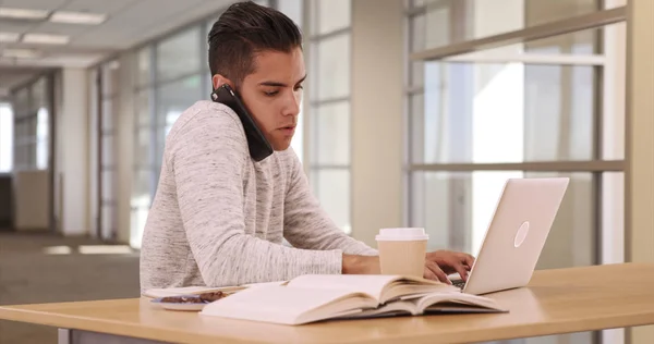 Duizendjarige Latino Universiteitsstudent Campusbibliotheek Met Laptop Mobiele Telefoon — Stockfoto