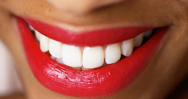 Primer Plano Una Mujer Sonriendo Con Lápiz Labial Rojo —  Fotos de Stock