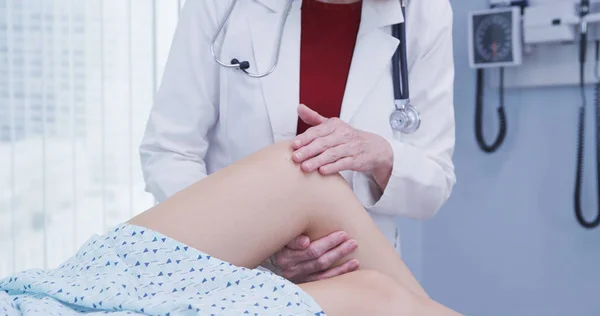 Junge Frau Lässt Sich Nach Unfall Knie Untersuchen — Stockfoto