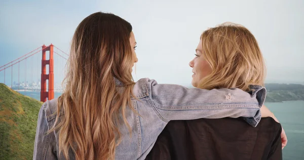 Paar Blanke Meisjes Houden Van Elkaar Genieten Van Uitzicht Golden — Stockfoto