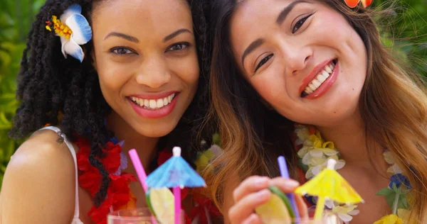 Primo Piano Donne Sorridenti Vacanza Tropicale Sorseggiando Cocktail — Foto Stock