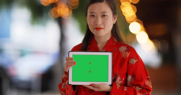 Närbild Kinesisk Kvinna Visar Tablett Enhetsskärmen Restaurang Utomhus — Stockfoto