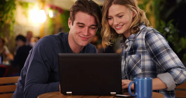 Fröhliche Mann Und Frau Die Video Auf Laptop Lächelnd Und — Stockfoto