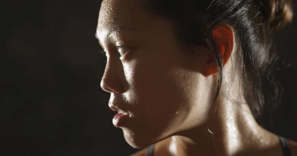 Wanita Sehat Dan Sehat Berkeringat Mengambil Istirahat Dari Latihan — Stok Foto