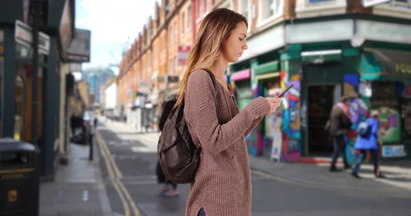 Genç Kadın Cep Telefonu Kullanarak Hipster Komşuları Nda Yürüyüş — Stok fotoğraf
