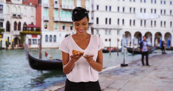 Hungriga African American Woman Turist Venedig Italien Äter Bit Piazza — Stockfoto