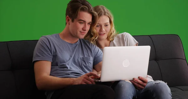 Casual Jovem Casal Sofá Internet Navegação Laptop Tela Verde — Fotografia de Stock