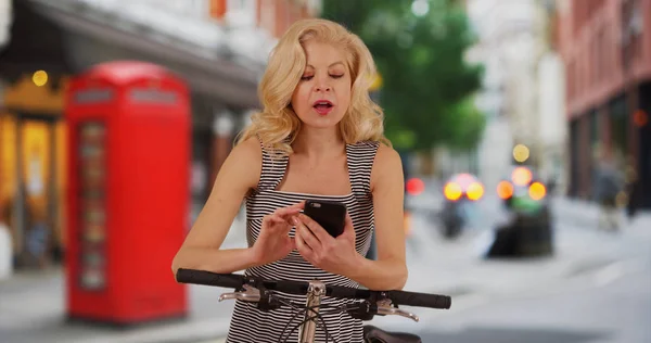 Vackra Cyklist London England Kontrollerar Mobiltelefon För Vägbeskrivning — Stockfoto