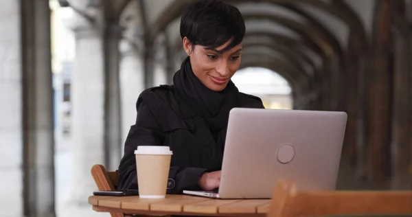 Moderna Mujer Negra Navega Por Web Exterior Del Ordenador Portátil — Foto de Stock