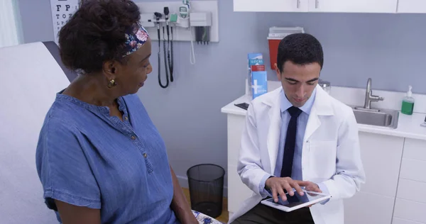 Guapo Joven Médico Latino Tomando Notas Del Paciente Tableta Portátil — Foto de Stock