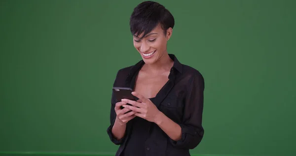美丽的千禧年妇女使用智能手机短信应用程序在绿色屏幕上 — 图库照片