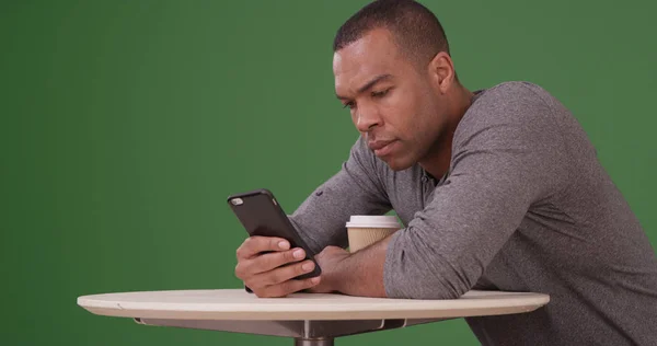 Zwarte Man Zit Alleen Aan Een Café Tafel Surfen Telefoon — Stockfoto