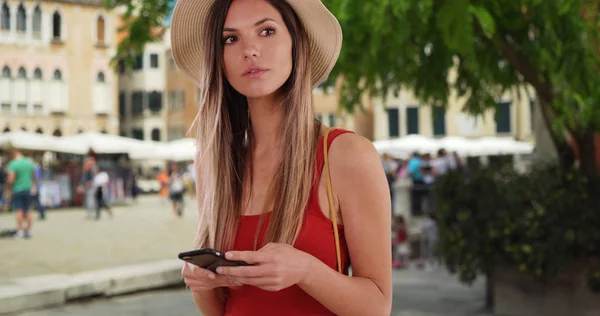 Kaukasische Hipster Meisje Haar 20S Sms Mobiele Telefoon Instelling Van — Stockfoto