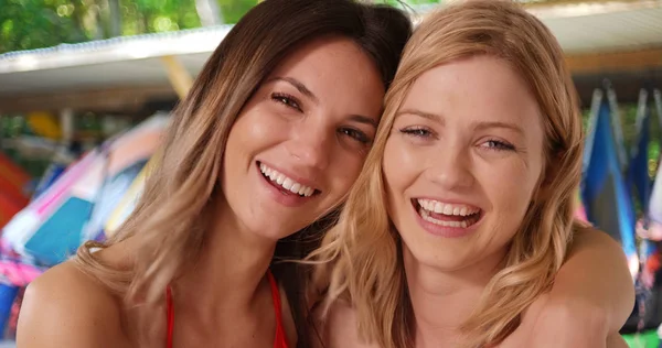 Pareja Chicas Blancas Jóvenes Posando Felizmente Frente Cabaña Canoas Playa —  Fotos de Stock