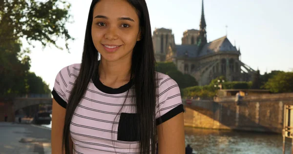 Şirin Mutlu Kolombiyalı Kadın Turist Notre Dame Katedrali Yakınında Rahat — Stok fotoğraf