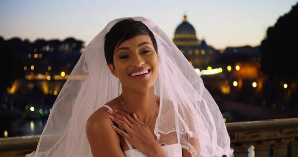 Happy Krásná Nevěsta Římě Výtahů Její Závoj Směje Vzrušený — Stock fotografie